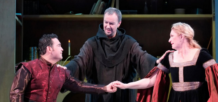 Patrick Bolleire en Frère Laurent dans Roméo et Juliette, à l'Opéra Royal de Wallonie (2013) (c) J. Croiser